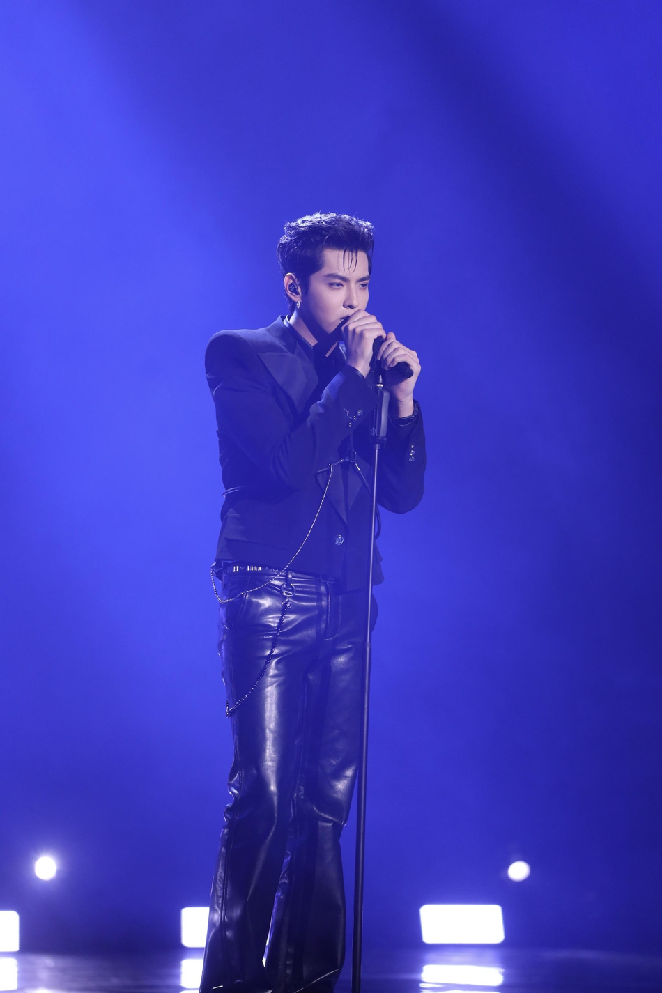 组图:2020新浪微博之夜吴亦凡舞台动感 全黑look率性不羁