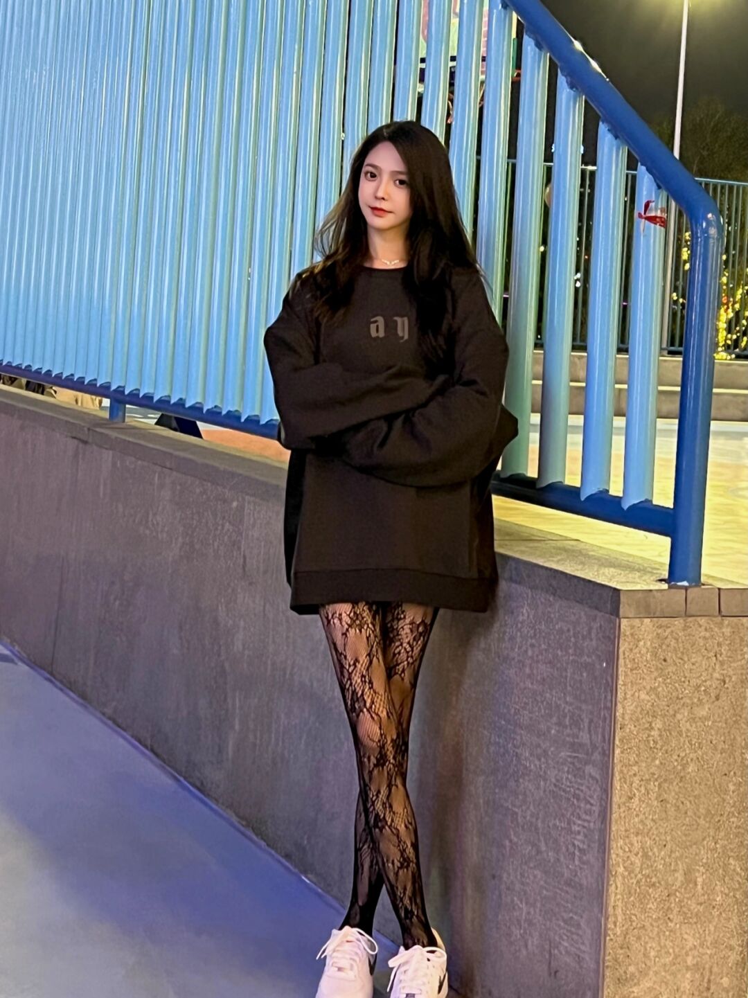 黑丝袜不一定要搭配高跟鞋,运动鞋好像也挺自然,美女穿得挺大胆