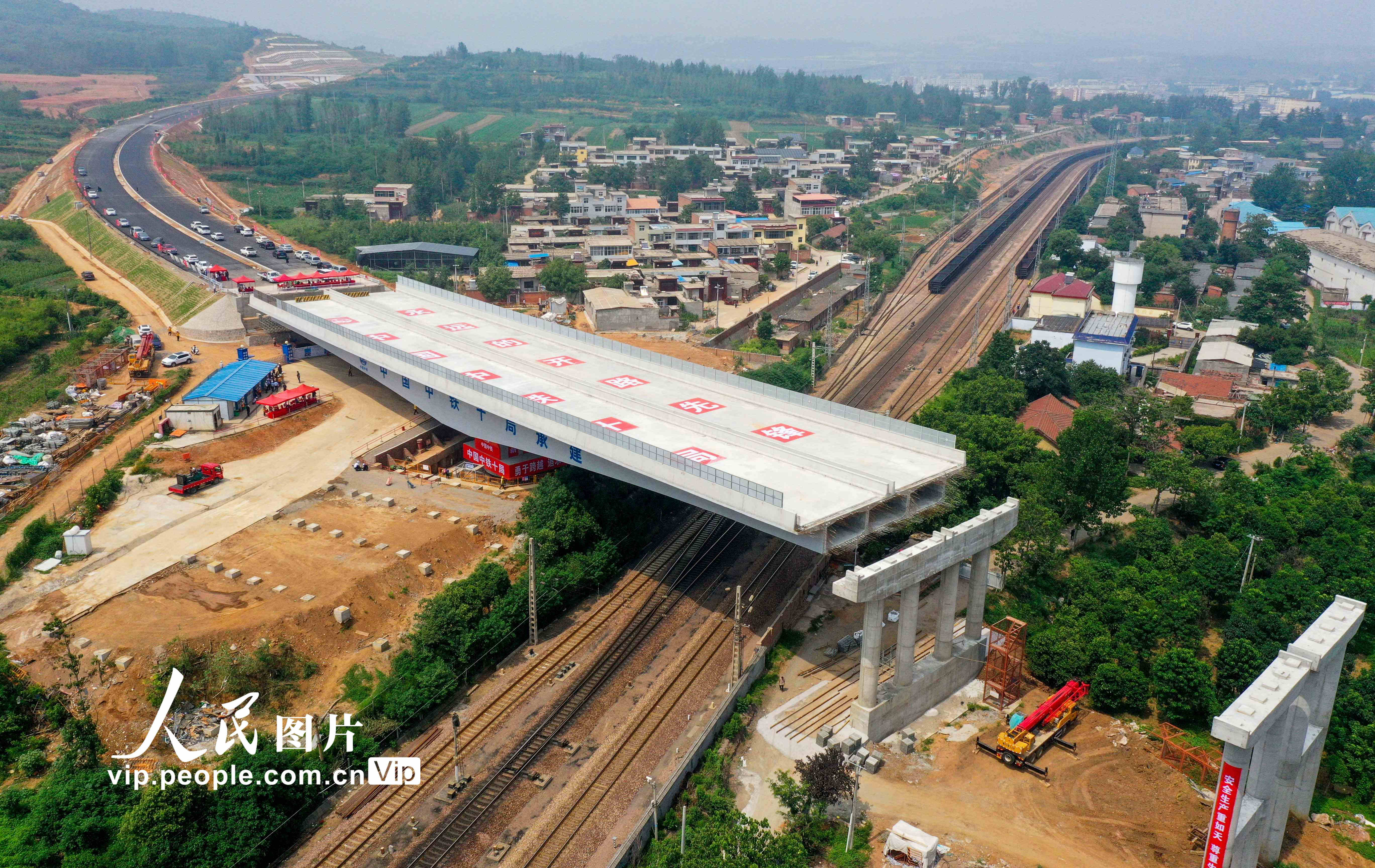 新伊高速上跨陇海铁路桥成功转体