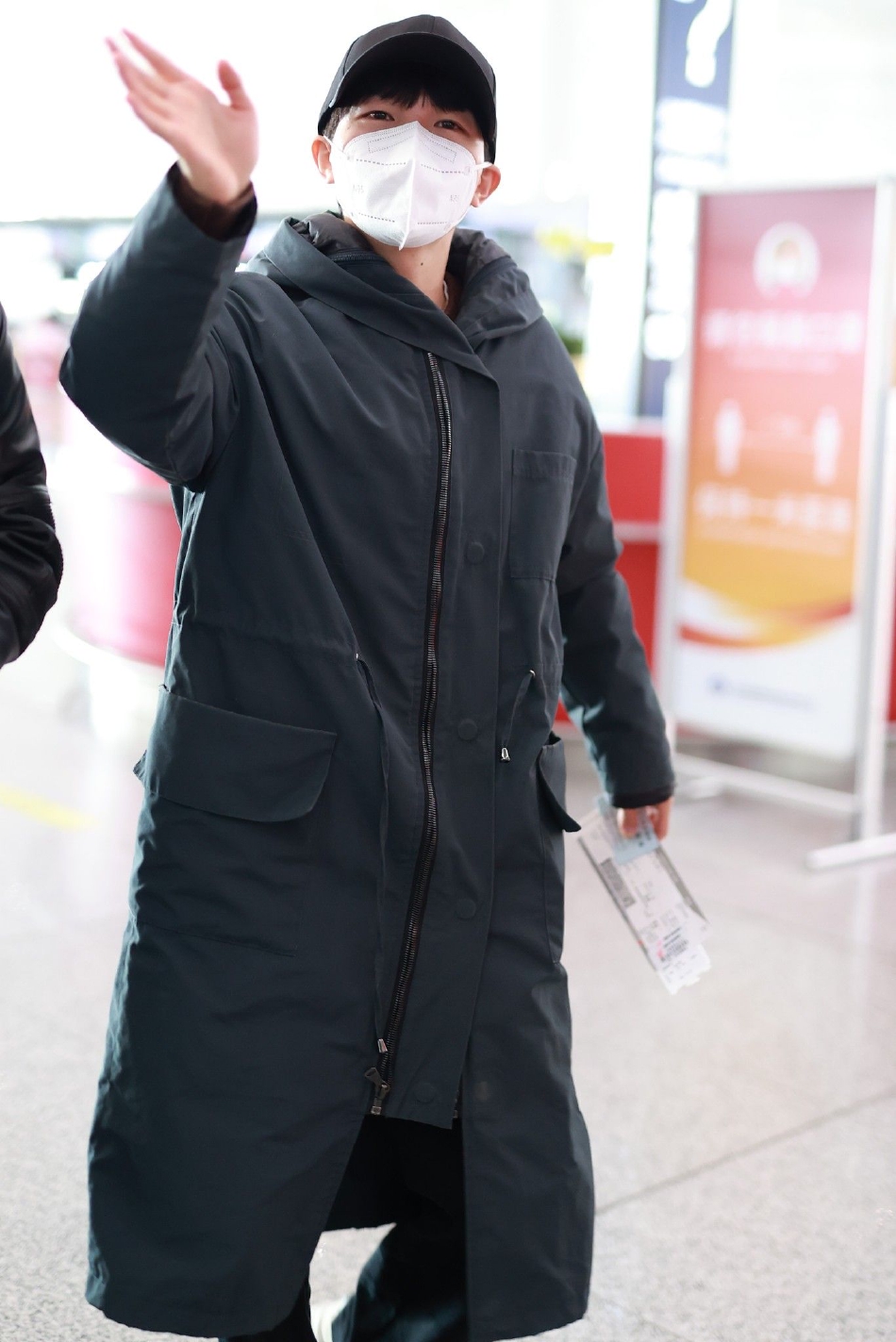 组图:周深着大衣戴棒球帽现身机场 和粉丝打招呼好随和