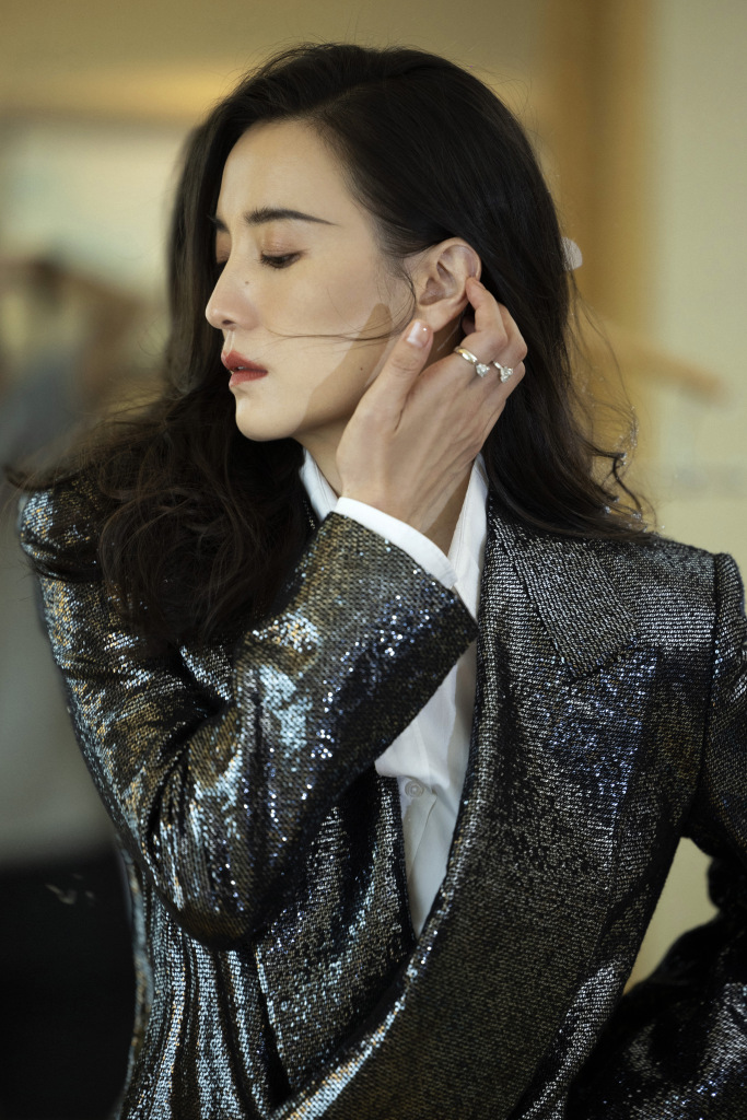 宋佳微博电影之夜红毯造型写真释出 着亮面西装英姿飒爽