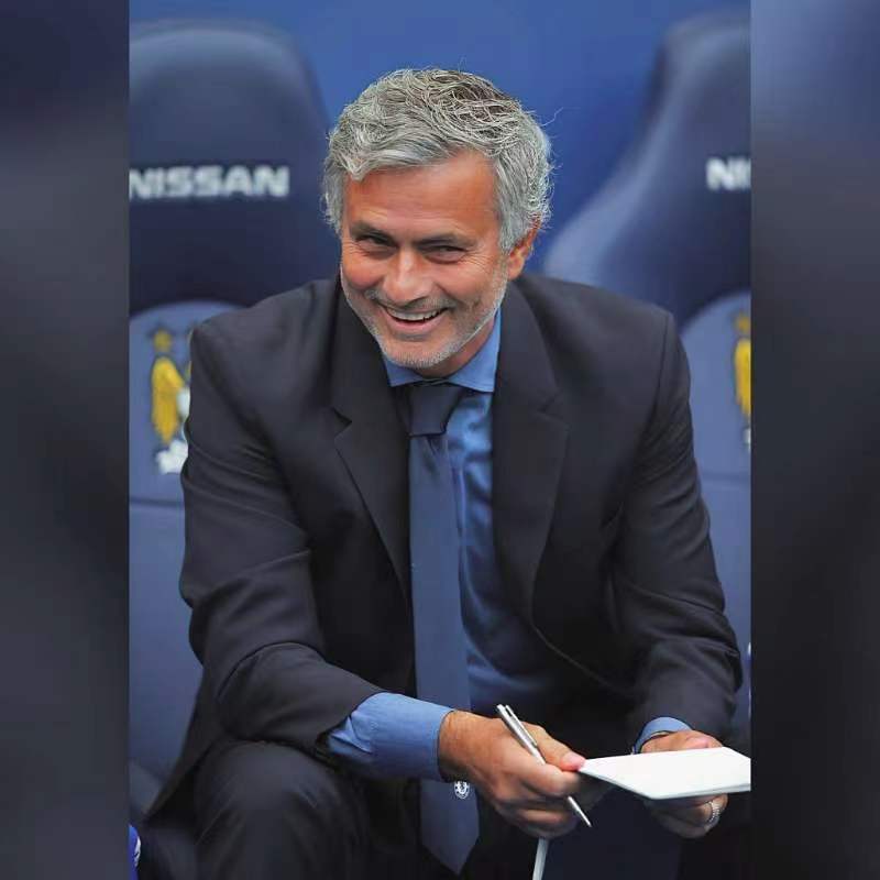 穆里尼奥执教切尔西时期身穿西装场边指挥