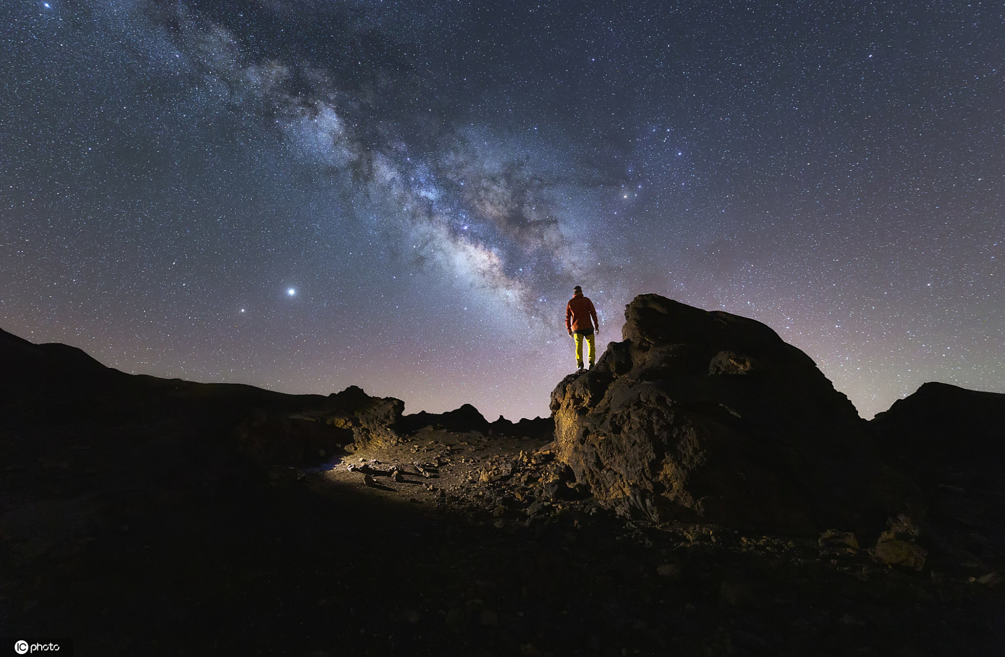 西班牙男子拍摄绝美银河星空照璀璨梦幻"触手可及"
