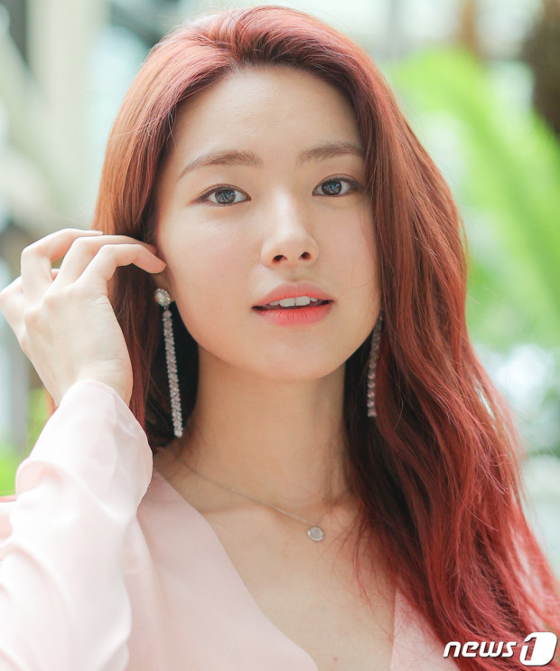 韩国美女演员何英