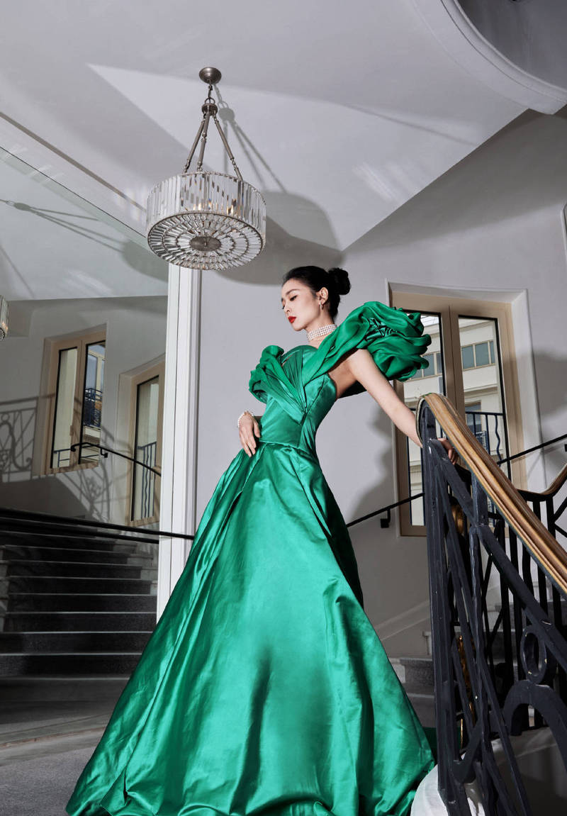 组图:高叶绿色缎面曳地长裙亮相戛纳 一抹红唇气场全开