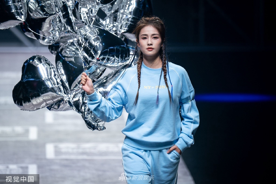 组图:白鹿登台走秀 蓝色运动套装配拳击辫甜酷满分