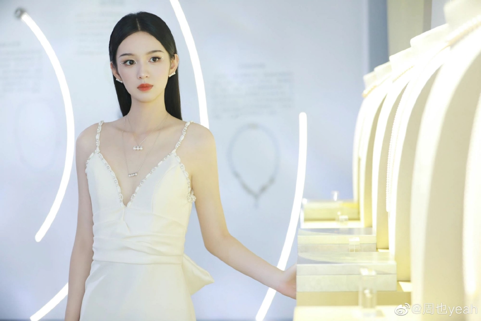 组图:周也人鱼公主写真曝光 白色紧身鱼尾裙曲线玲珑有致