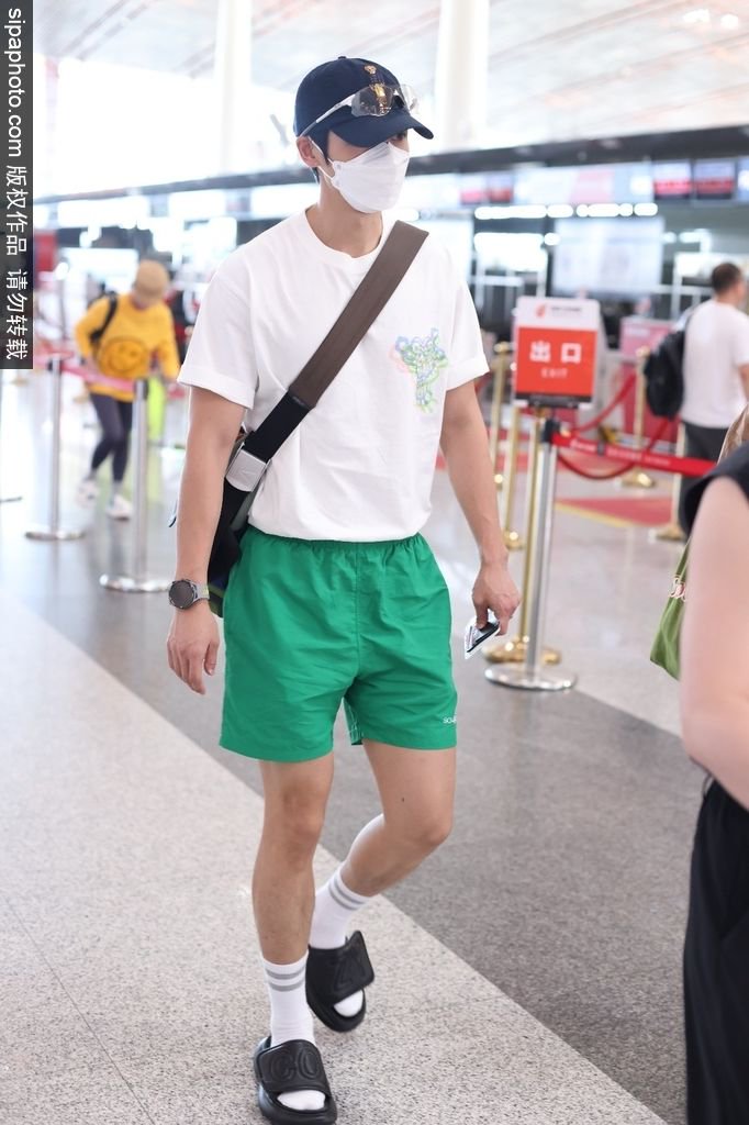 组图:魏晨穿白色t恤搭配绿色短裤现身 简约帅气清爽出行