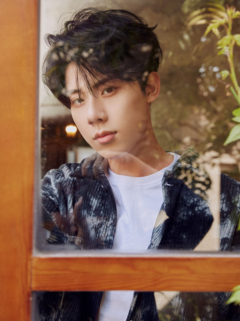 周奇圣诞特辑写真俏皮氛围浓厚 少年静谧安好眉目温柔