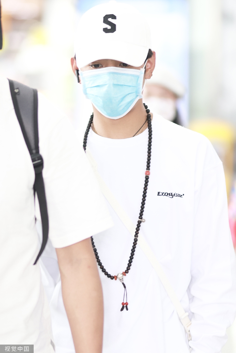 组图:丁真穿白色卫衣现身机场 搭配民族风项链清爽个性