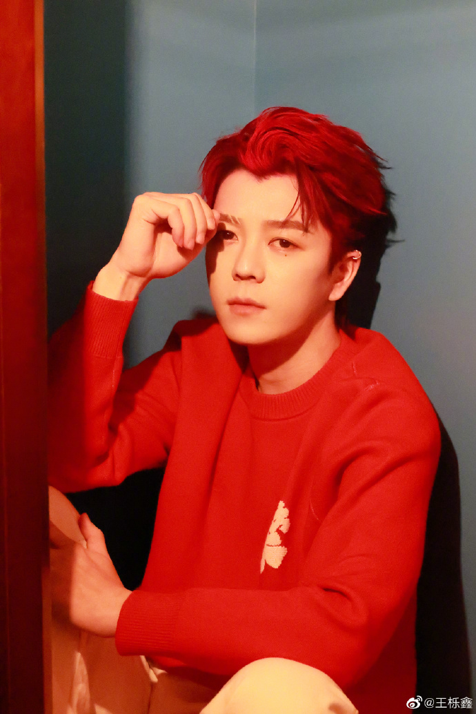 组图:王栎鑫分享圣诞大片 红发造型搭配红色毛衣帅气养眼