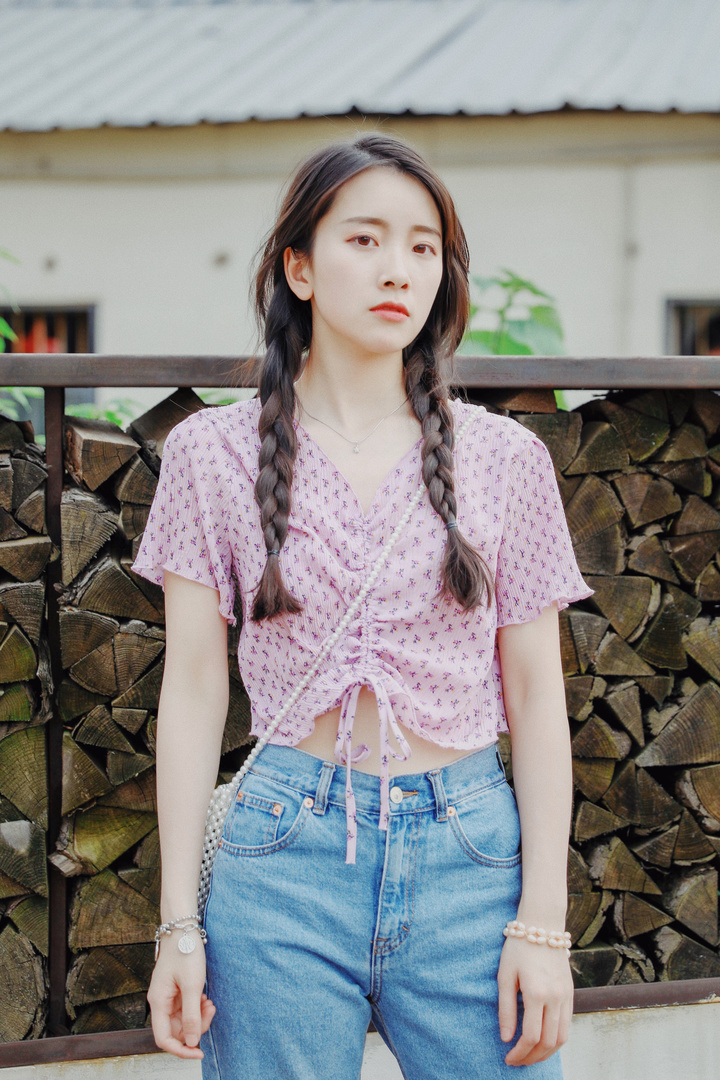 麻花辫儿的姑娘