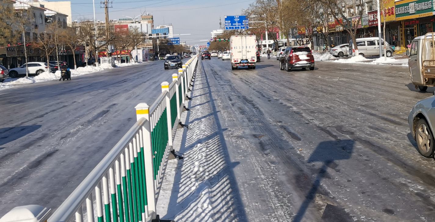 大雪过后第四天,高密市区的街头完全变成了溜冰场!