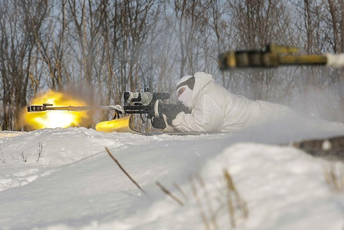 俄军狙击手使用大口径asvk狙击步枪在沃罗涅日地区进行训练