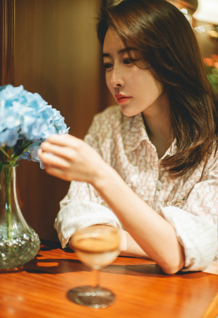 毛俊杰晒节日随拍 餐厅出镜玩转文艺胶片风