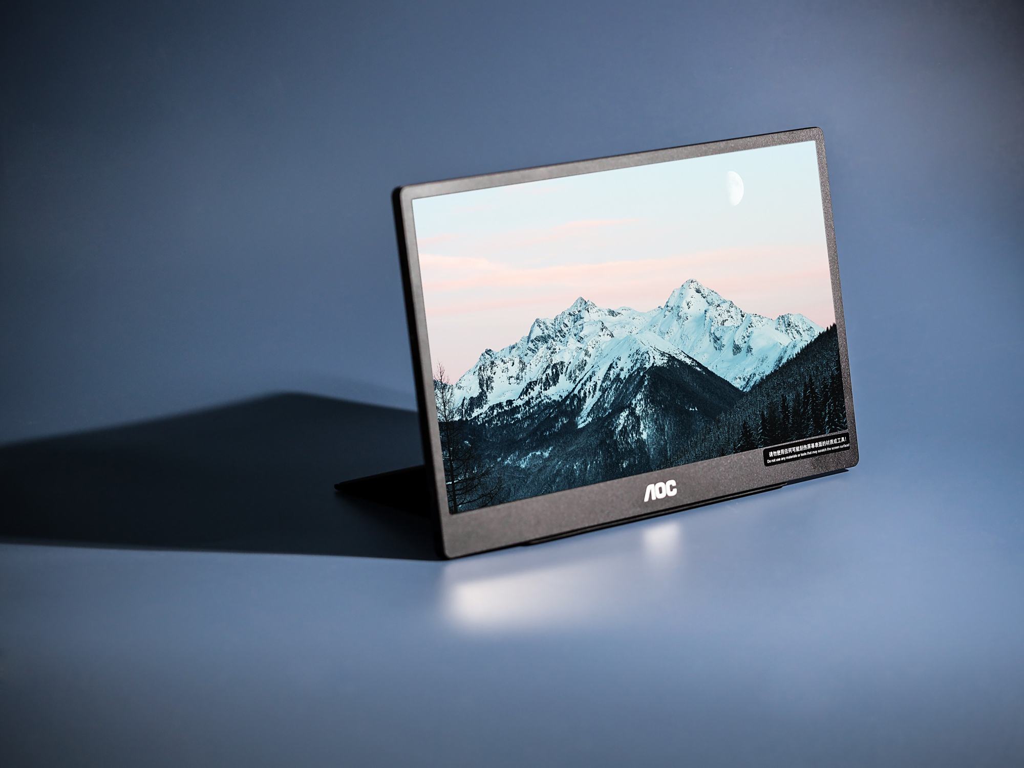 aoc 16t2便携式触控显示器:出行可以带上它!