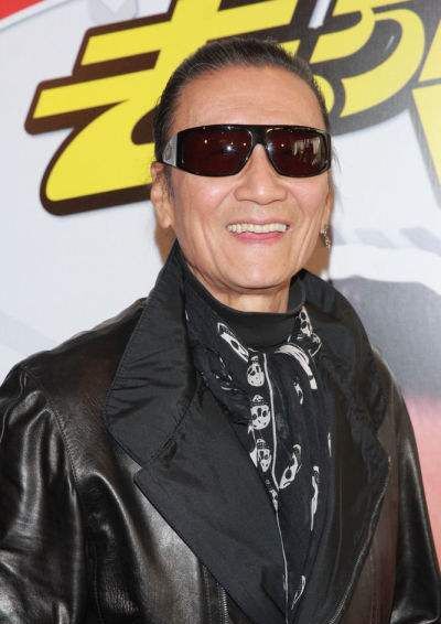 组图:85岁谢贤外出吃饭被偶遇 戴墨镜和帽子亲切逗娃状态好