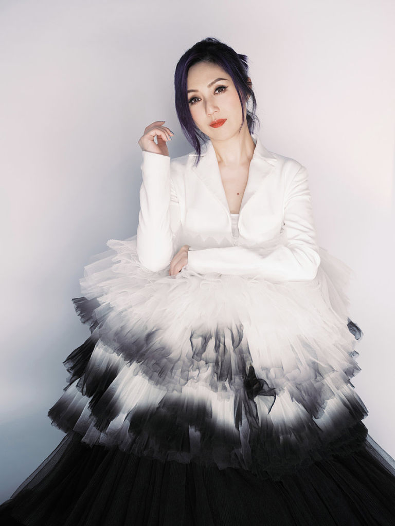 杨千嬅登《声生不息》舞台拍造型写真 穿百褶蛋糕裙浪漫唯美