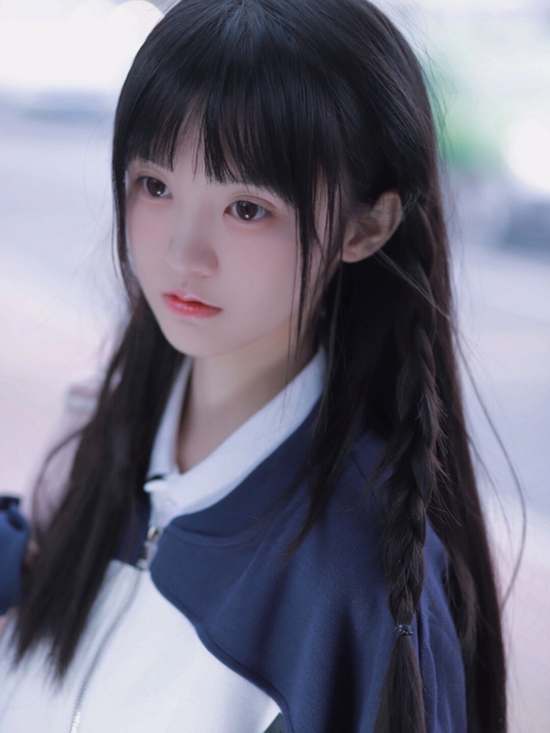 萌萌的小美女清纯的样子真令人喜欢简单的穿搭也十分漂亮