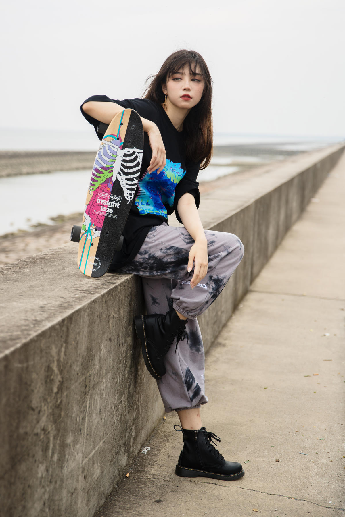 海边玩滑板的少女