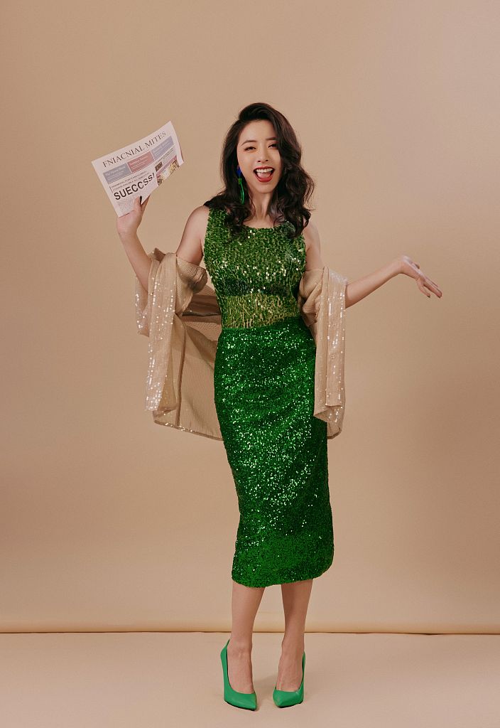 黄小蕾发布绿色亮片裙写真 波浪卷发展现复古风情