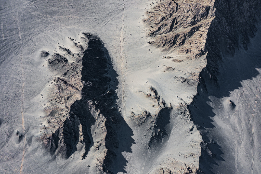 地球上最像月球的地方 航拍青海海西冷湖镇黑独山