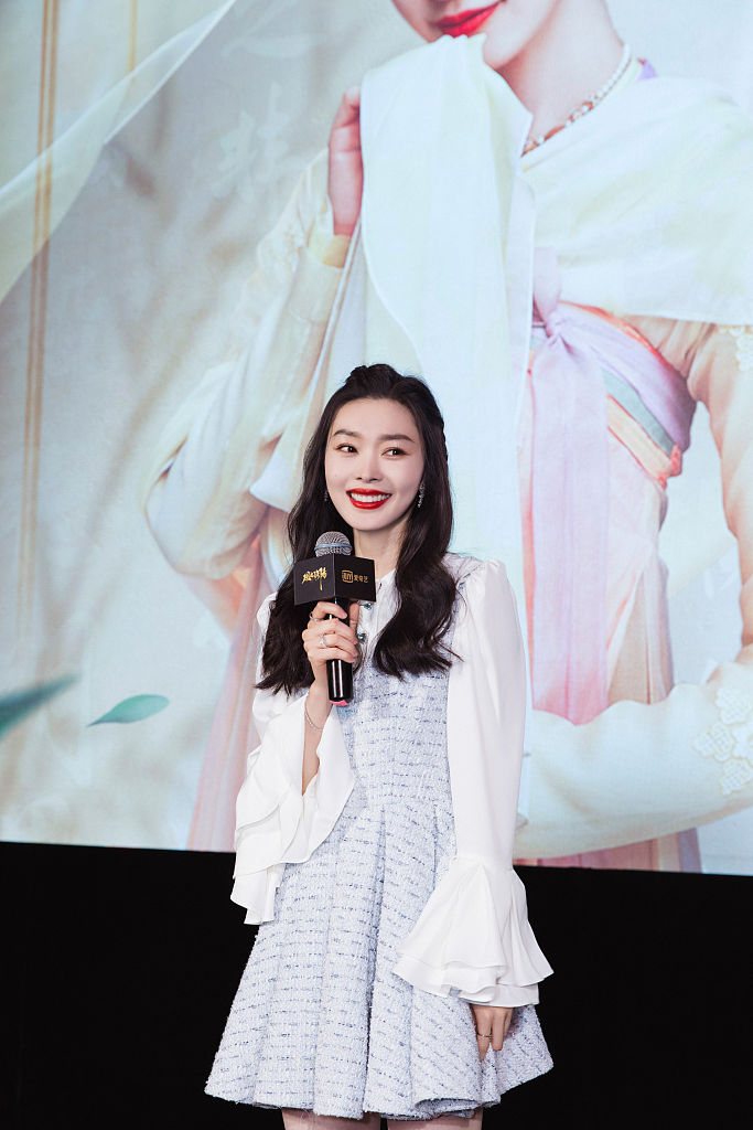 宋轶《风起洛阳》见面会笑容甜美 着白纱长裙似在逃公主