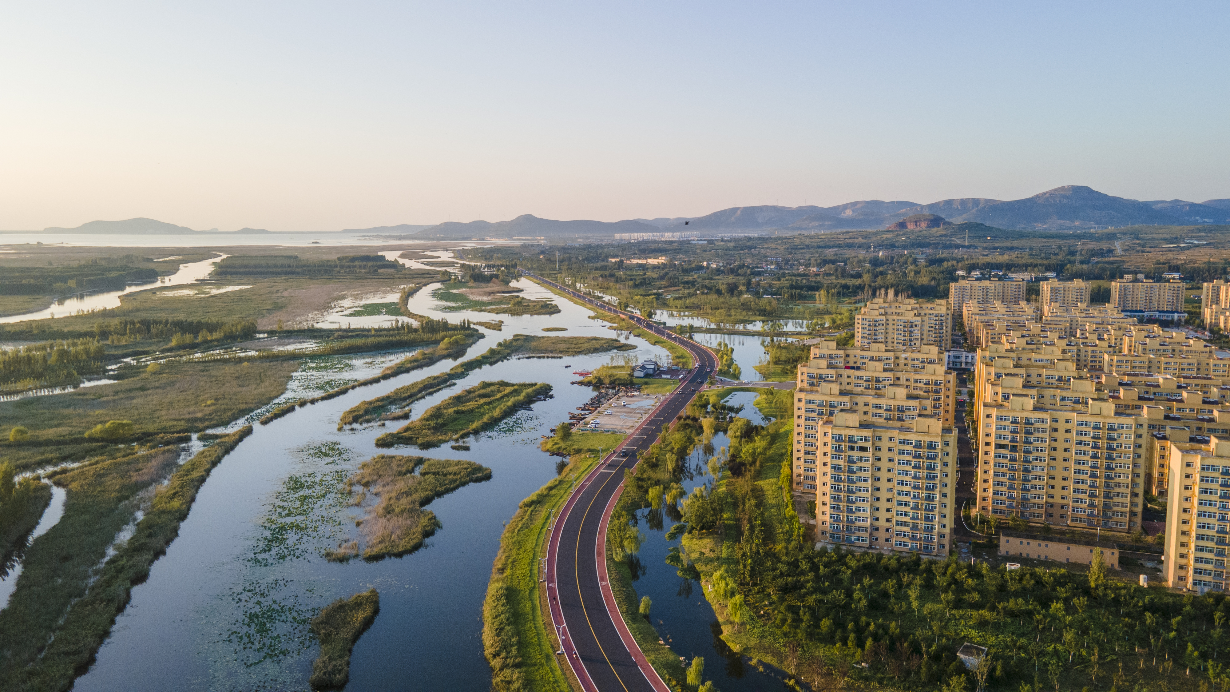 航拍东平湖滨湖大道,滨湖湿地公园,老湖镇凤凰社区,水泊社区