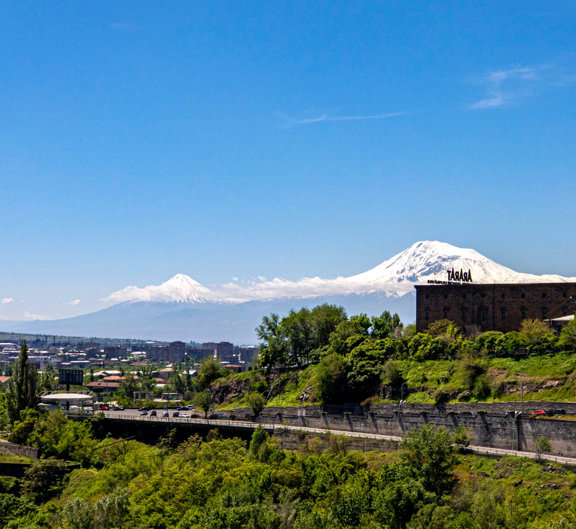 亚美尼亚首都埃里温,雪山背景极为壮美