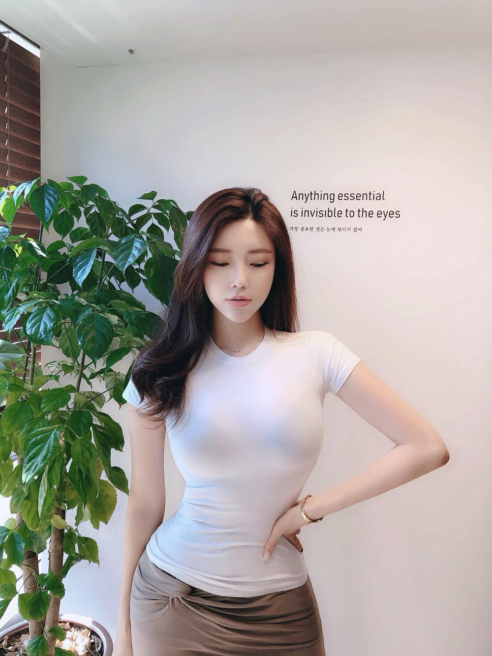 米娜:长相出众性格好,s型身材超吸睛,你喜欢吗?