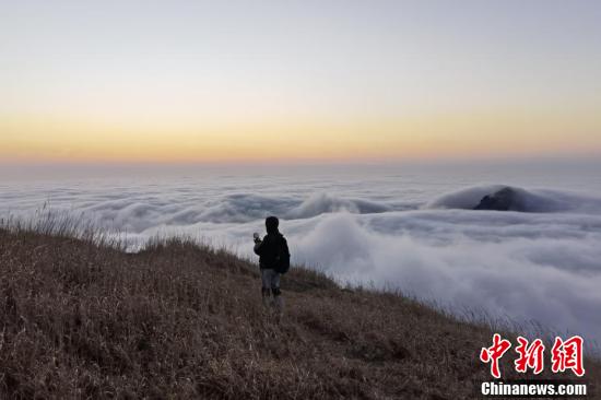 江西武功山現壯觀日出雲海 美不勝收