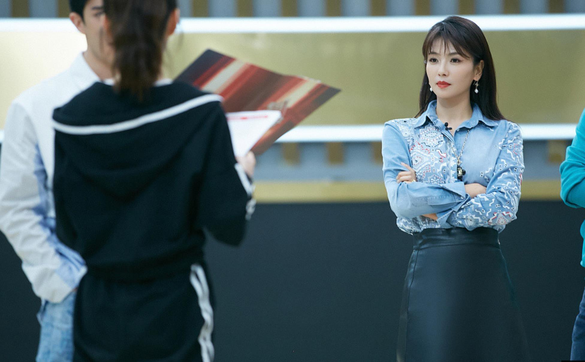 刘涛衬衫配小短裙登台控场 秀美腿气质优雅