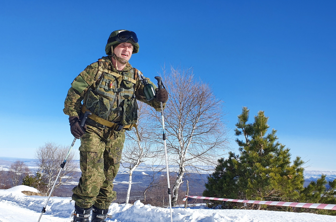 寒冬腊月,俄军组织官兵进行滑雪比赛!