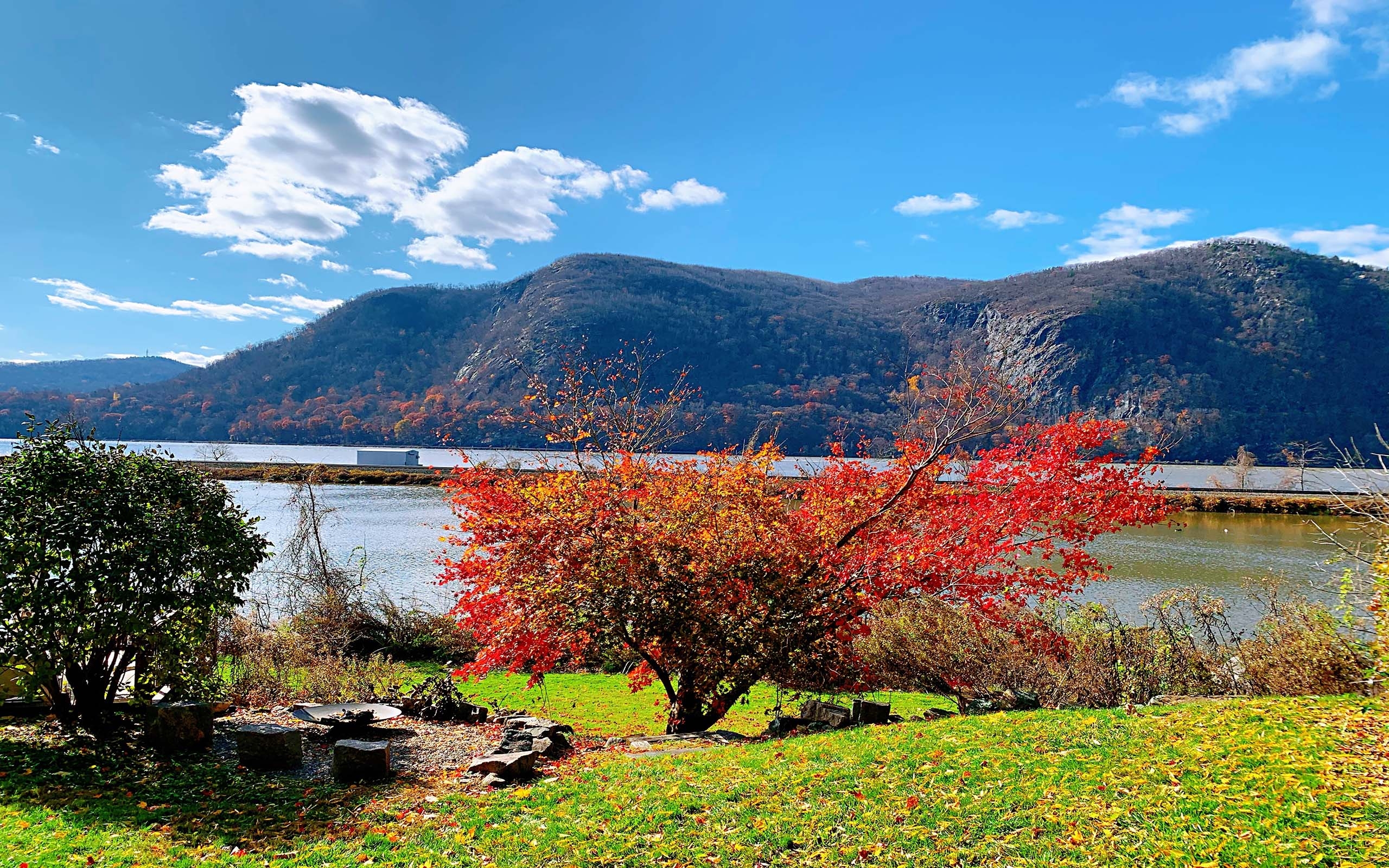 漂亮迷人的湖泊秋景