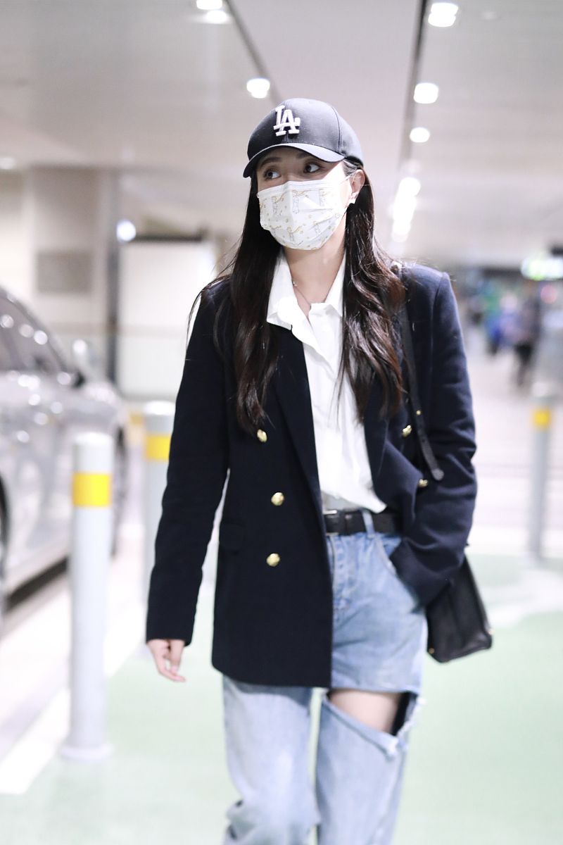 包文婧街拍:藏蓝色西装内搭白衬衣破洞牛仔裤gucci手袋 休闲时髦