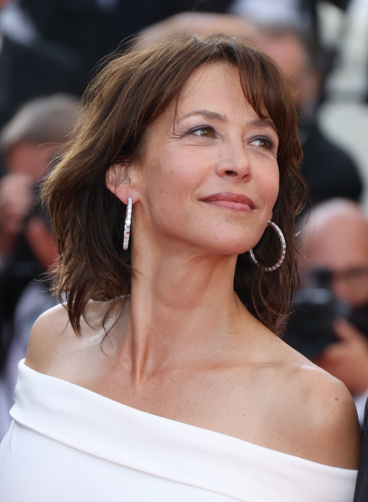 组图:苏菲·玛索亮相戛纳红毯 黑白一字肩长裙优雅动人