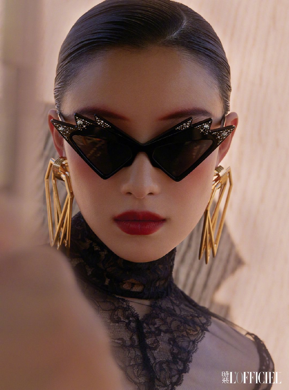 组图:倪妮大漠星辰大片质感满满 戴墨镜搭配前卫耳饰造型百变