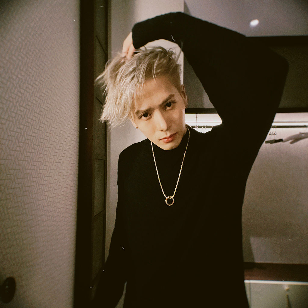 王嘉尔发布随性自拍洒脱不羁 手抓银色长发表情张扬