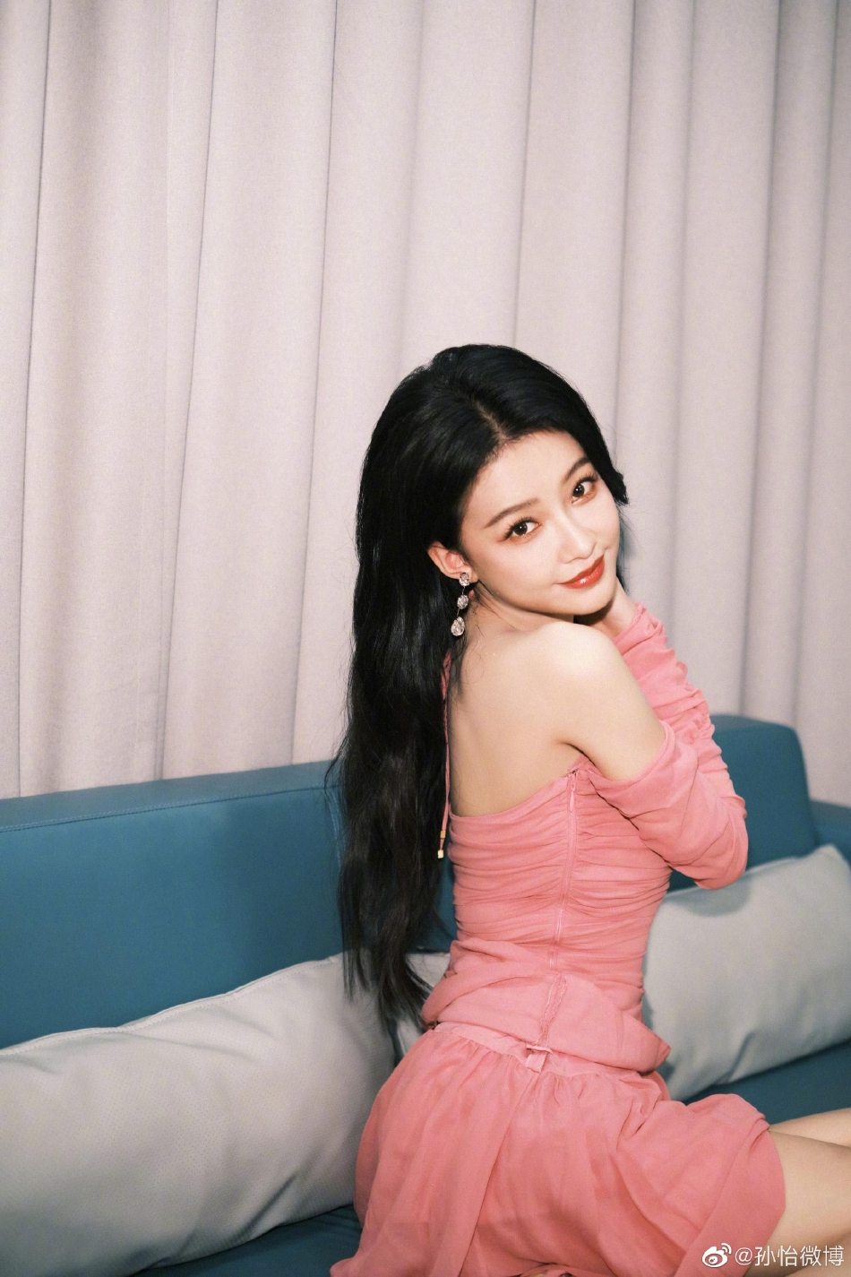 组图:孙怡分享粉色短裙写真 嘟嘴比v活泼俏皮