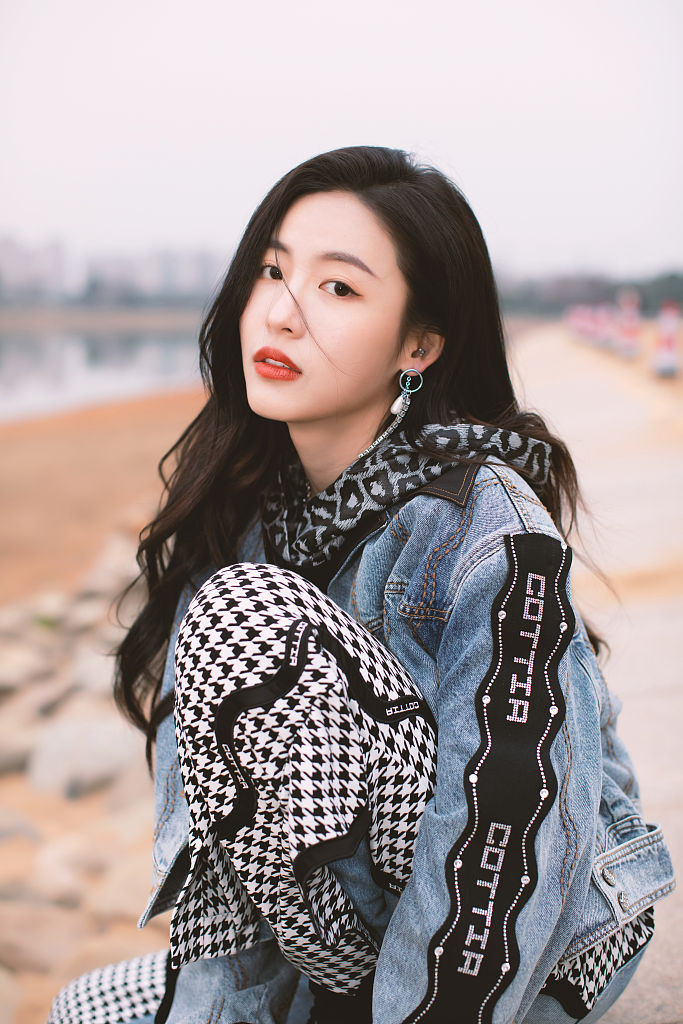 孙芮牛仔造型现身品牌活动 金沙湖边享受落日余晖