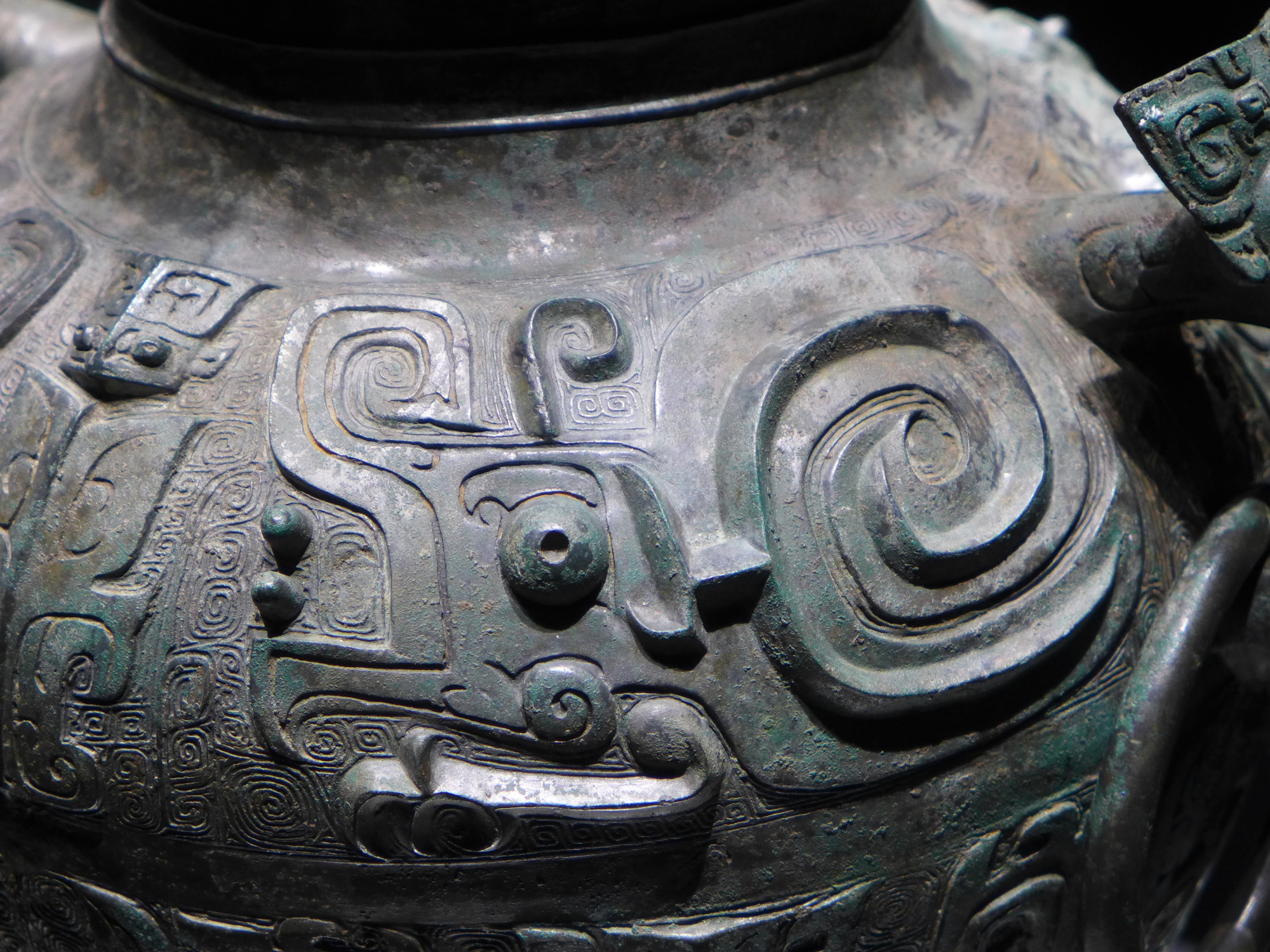 卷体夔纹龙盖罍——喀左小波汰沟青铜器窖藏出土