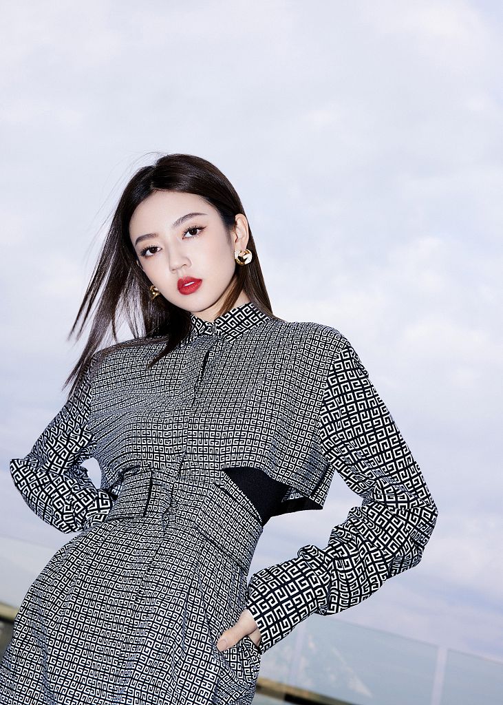 何瑞贤穿衬衫领镂空连体裤优雅简约 中分长发配大红唇酷飒有型