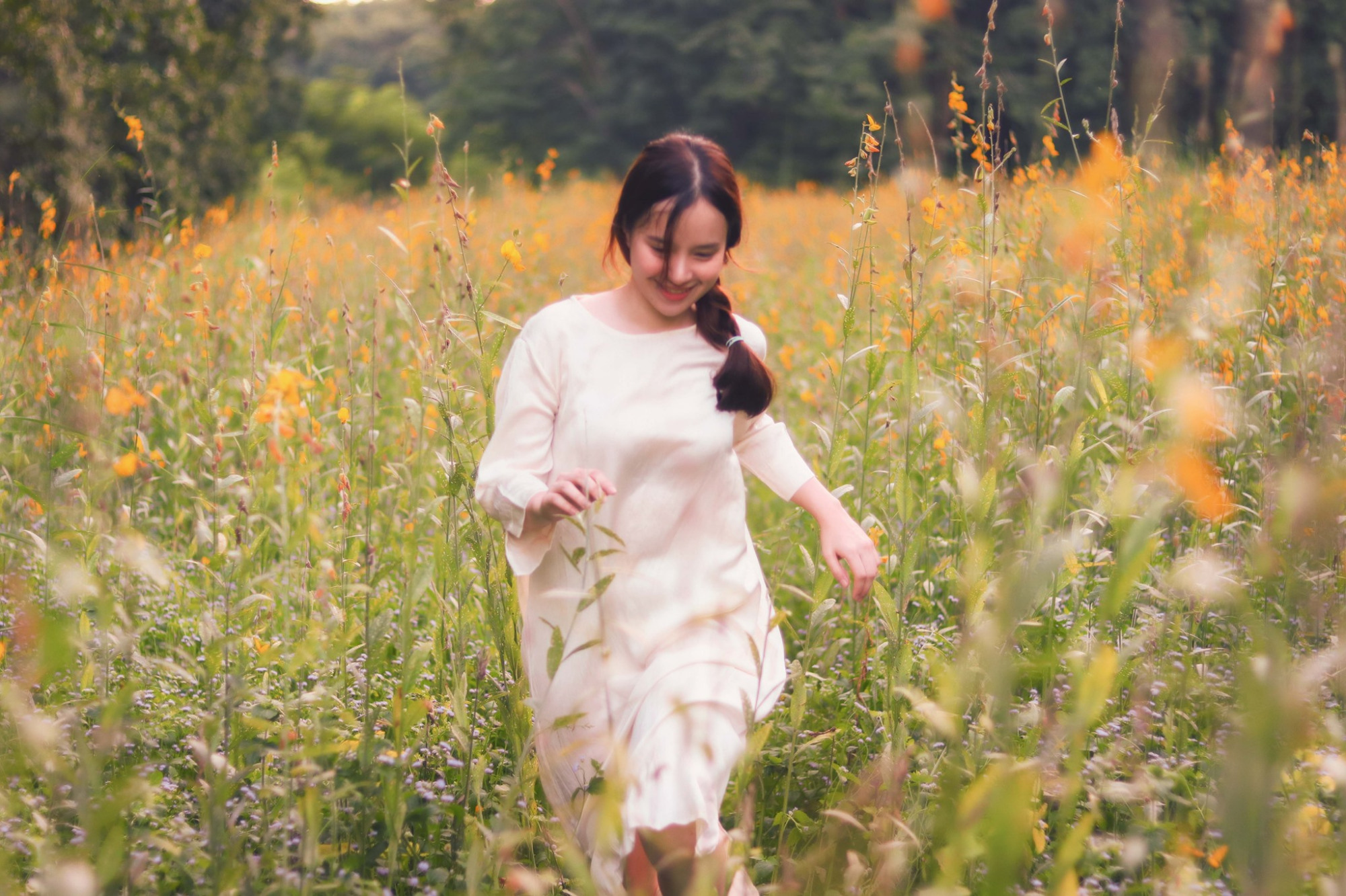 户外田野恬静美女随拍,来体验下田野的魅力