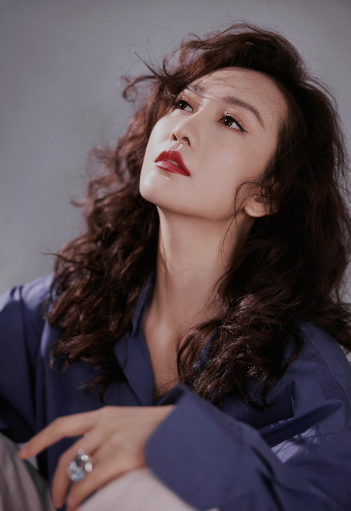 王鸥中秋节发布卷发造型写真 眼神迷离港风十足