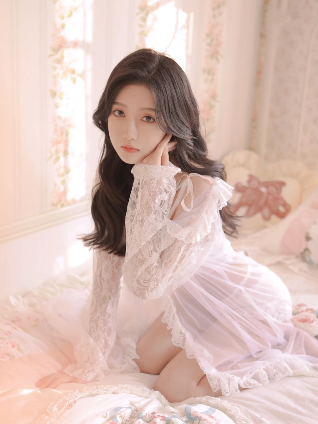 白色的轻纱薄裙美女穿搭起来是真美,女人长相甜美,穿搭唯美清新