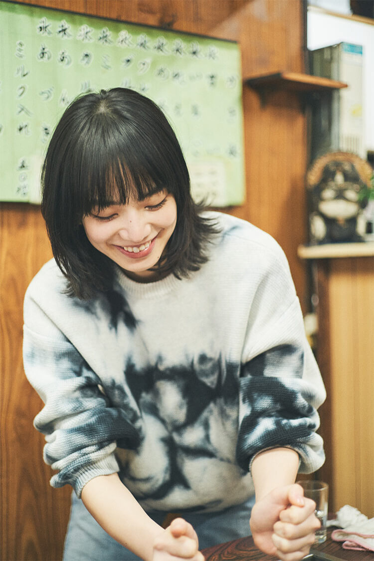 组图:看饿了!小松菜奈吃文字烧随拍自然随性展露温暖笑容