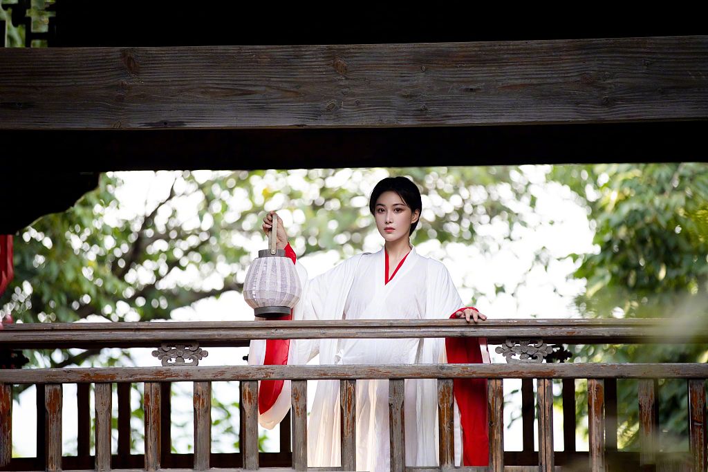 张馨予红裙白衣演绎古风侠女 执笔泼墨林中饮酒英气十足