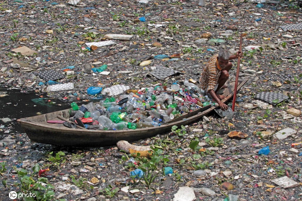 孟加拉国达卡河流污染严重触目惊心 遍布塑料瓶垃圾