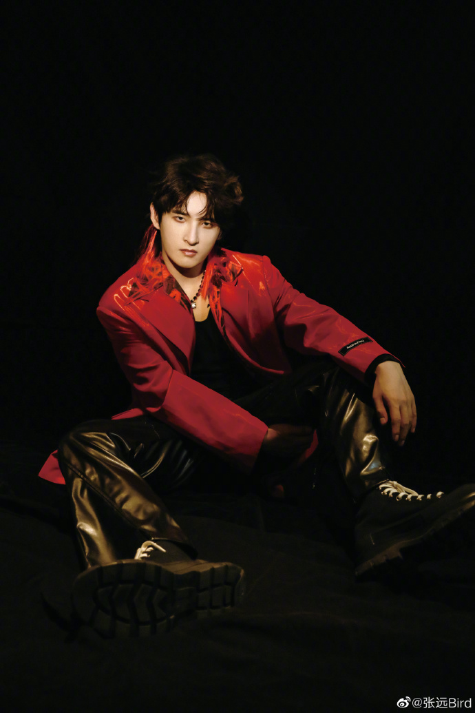 组图:张远红色皮衣造型九宫格写真 狼尾头烟熏妆cos撕漫男