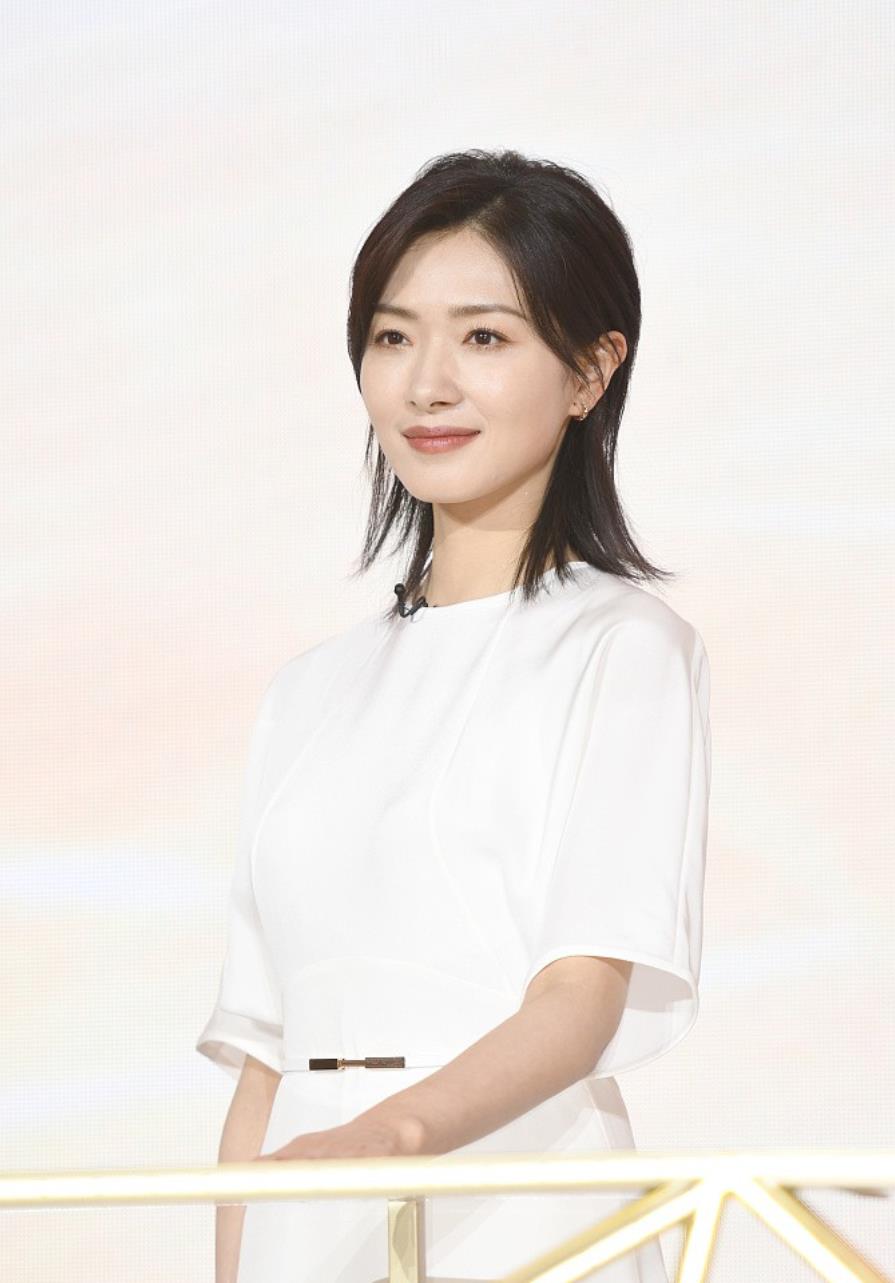 万茜穿白裙气质优雅 笑容满面女神范十足